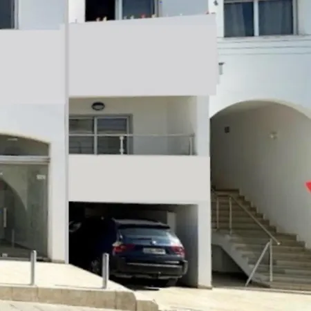 Bachelor Court 1 Apartment *