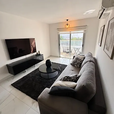 Bachelor Court 1 Apartment *