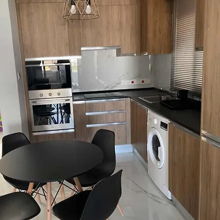 Apartment Bachelor Court 1 *