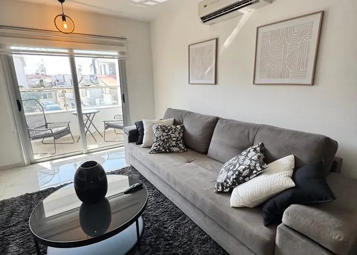 Bachelor Court 1 Apartament